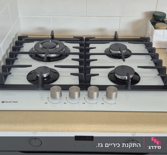 כיריים גז ותנור במטבח מודרני